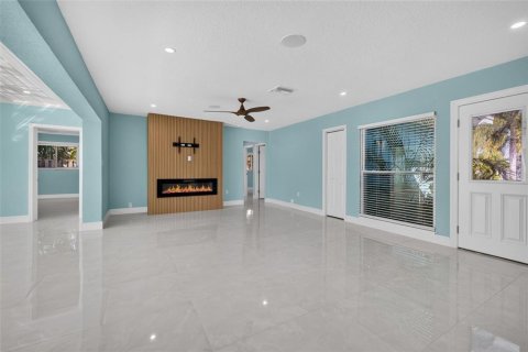 House in Tampa, Florida 3 bedrooms, 173.54 sq.m. № 2430680 - photo 11