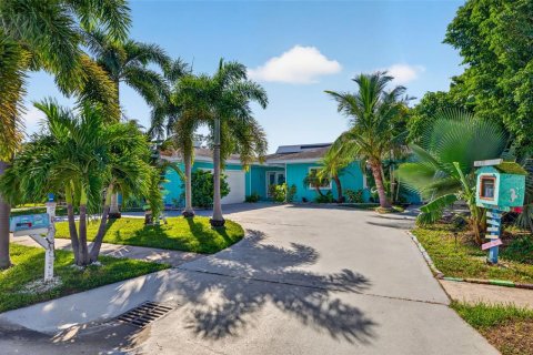 House in Tampa, Florida 3 bedrooms, 173.54 sq.m. № 2430680 - photo 2