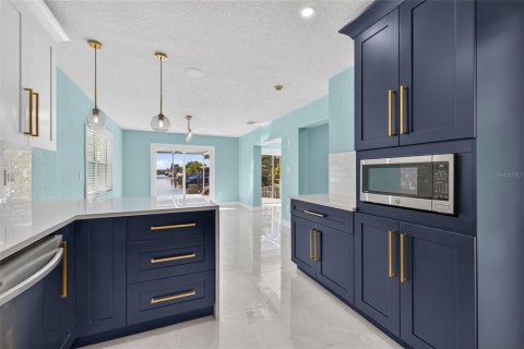House in Tampa, Florida 3 bedrooms, 173.54 sq.m. № 2430680 - photo 18