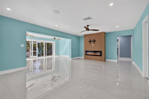 House in Tampa, Florida 3 bedrooms, 173.54 sq.m. № 2430680 - photo 12