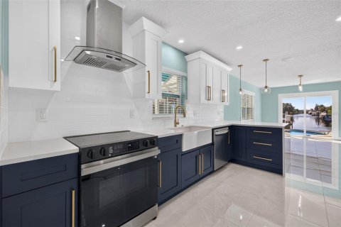 House in Tampa, Florida 3 bedrooms, 173.54 sq.m. № 2430680 - photo 19