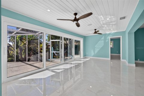 House in Tampa, Florida 3 bedrooms, 173.54 sq.m. № 2430680 - photo 10