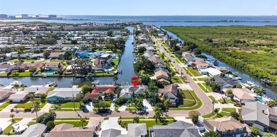 House in Tampa, Florida 3 bedrooms, 173.54 sq.m. № 2430680