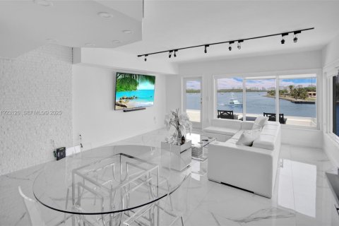 Кондоминиум с 2 спальнями в Бэл-Харбор, Флорида № 1983553