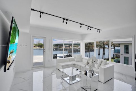 Condominio en alquiler en Bal Harbour, Florida, 2 dormitorios, 149.11 m2 № 1983553 - foto 3