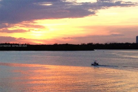 Condominio en alquiler en Bal Harbour, Florida, 2 dormitorios, 149.11 m2 № 1983553 - foto 16