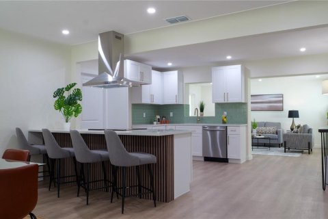 House in Saint Petersburg, Florida 3 bedrooms, 131.36 sq.m. № 1816867 - photo 5