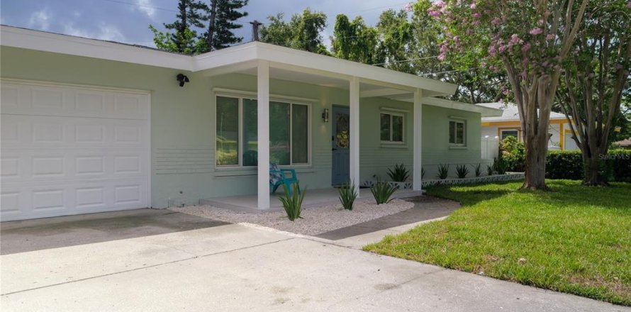House in Saint Petersburg, Florida 3 bedrooms, 131.36 sq.m. № 1816867
