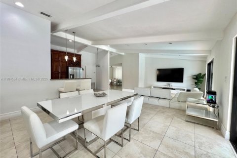 House in Miami, Florida 4 bedrooms, 185.15 sq.m. № 1955226 - photo 15