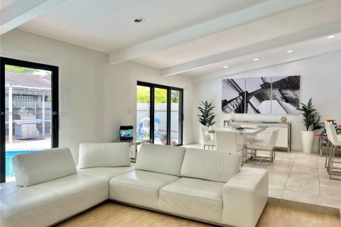 House in Miami, Florida 4 bedrooms, 185.15 sq.m. № 1955226 - photo 17