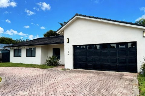 House in Miami, Florida 4 bedrooms, 185.15 sq.m. № 1955226 - photo 2