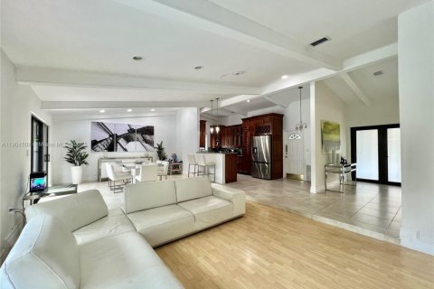 House in Miami, Florida 4 bedrooms, 185.15 sq.m. № 1955226 - photo 9