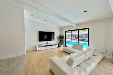House in Miami, Florida 4 bedrooms, 185.15 sq.m. № 1955226 - photo 10