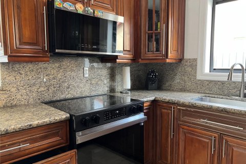 House in Miami, Florida 4 bedrooms, 185.15 sq.m. № 1955226 - photo 20