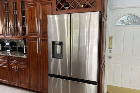 House in Miami, Florida 4 bedrooms, 185.15 sq.m. № 1955226 - photo 22