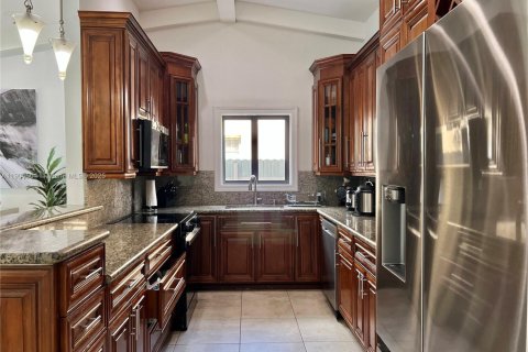 House in Miami, Florida 4 bedrooms, 185.15 sq.m. № 1955226 - photo 19