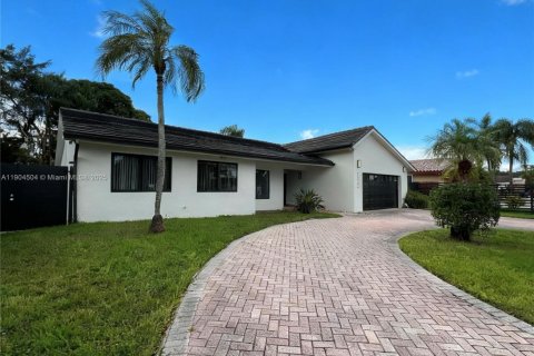 House in Miami, Florida 4 bedrooms, 185.15 sq.m. № 1955226 - photo 1