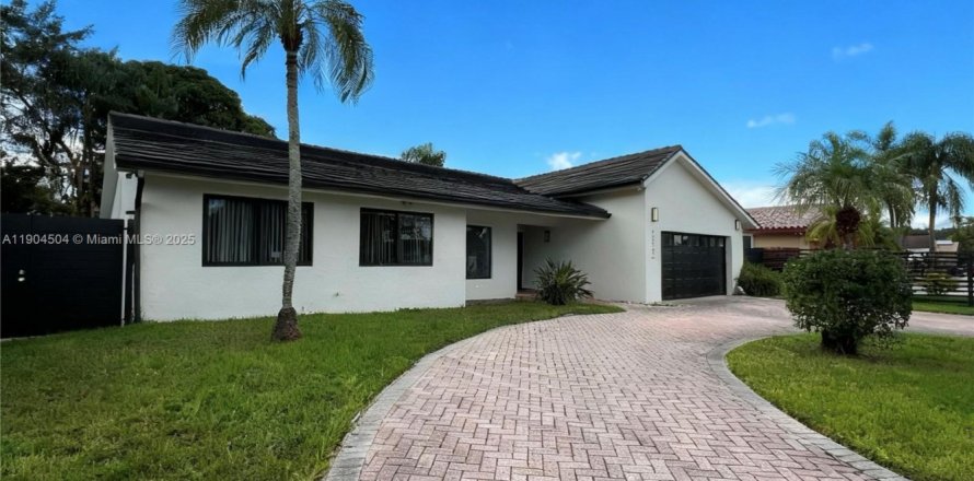 House in Miami, Florida 4 bedrooms, 185.15 sq.m. № 1955226