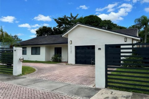 House in Miami, Florida 4 bedrooms, 185.15 sq.m. № 1955226 - photo 3