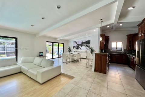 House in Miami, Florida 4 bedrooms, 185.15 sq.m. № 1955226 - photo 14