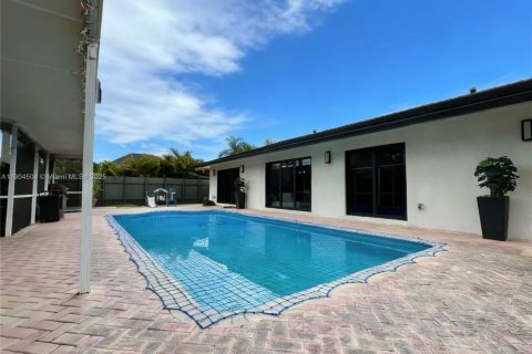 House in Miami, Florida 4 bedrooms, 185.15 sq.m. № 1955226 - photo 4