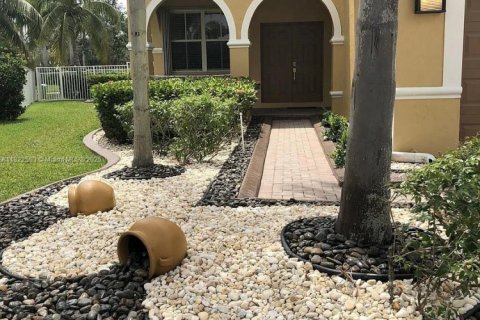 House in Weston, Florida 5 bedrooms, 230.4 sq.m. № 1785881 - photo 2