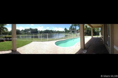 House in Weston, Florida 5 bedrooms, 230.4 sq.m. № 1785881 - photo 9