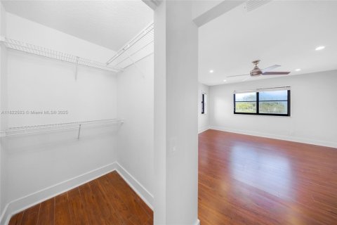 House in Weston, Florida 5 bedrooms, 230.4 sq.m. № 1785881 - photo 22