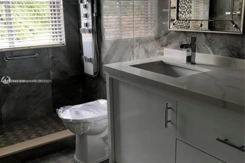 House in Weston, Florida 5 bedrooms, 230.4 sq.m. № 1785881 - photo 3