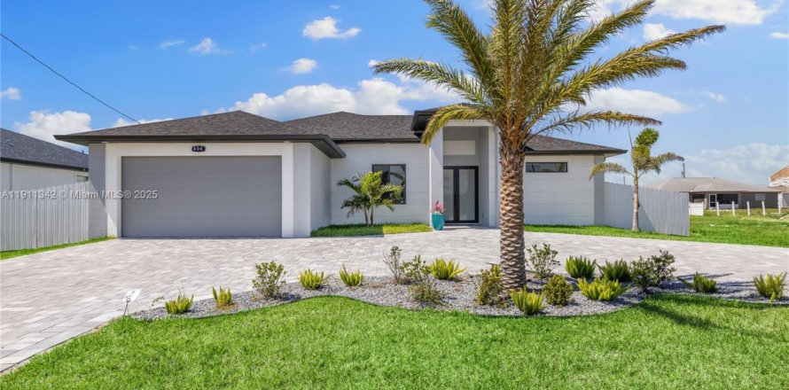 Дом в Кейп-Корал, Флорида 3 спальни, 175.96м2 № 1967272