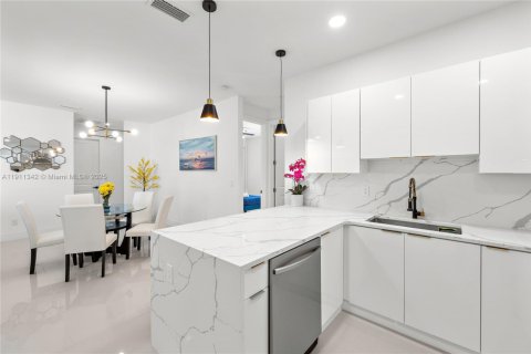 Купить виллу или дом в Кейп-Корал, Флорида 3 спальни, 175.96м2, № 1967272 - фото 18