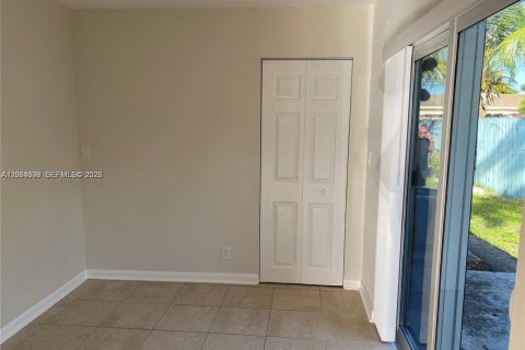 House in Margate, Florida 2 bedrooms, 137.68 sq.m. № 2068723 - photo 11