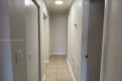 House in Margate, Florida 2 bedrooms, 137.68 sq.m. № 2068723 - photo 12