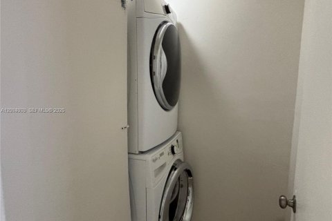 House in Margate, Florida 2 bedrooms, 137.68 sq.m. № 2068723 - photo 13