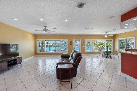 Villa ou maison à vendre à Treasure Island, Floride: 4 chambres, 251.86 m2 № 2108330 - photo 19