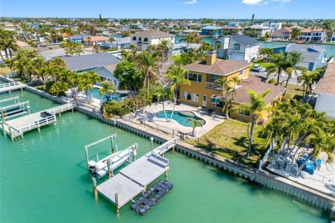 Villa ou maison à Treasure Island, Floride 4 chambres, 251.86 m2 № 2108330