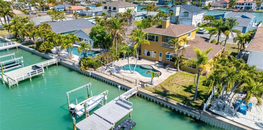 Villa ou maison à Treasure Island, Floride 4 chambres, 251.86 m2 № 2108330