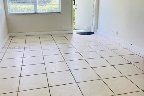 Condo in Hallandale Beach, Florida, 1 bedroom  № 1788728 - photo 3