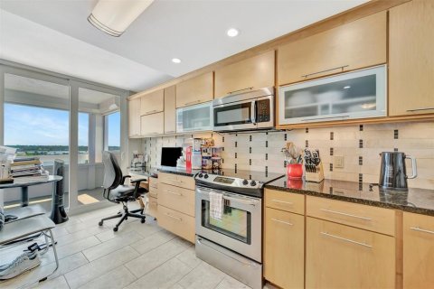 Condo in Redington Shores, Florida, 2 bedrooms  № 1817419 - photo 8