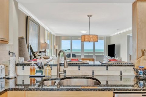Condo in Redington Shores, Florida, 2 bedrooms  № 1817419 - photo 6