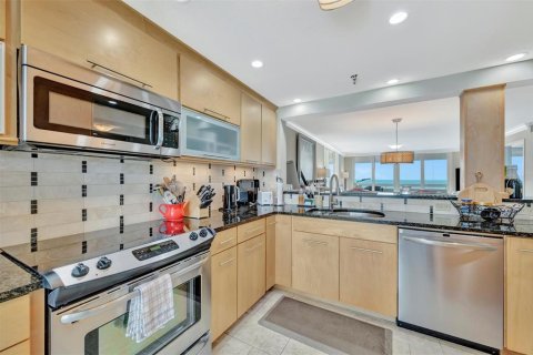 Condo in Redington Shores, Florida, 2 bedrooms  № 1817419 - photo 9