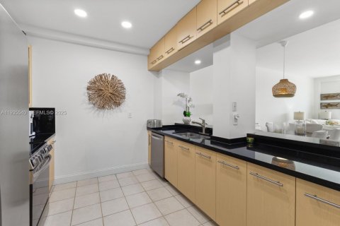 Condominio en venta en Key Biscayne, Florida, 1 dormitorio, 102.47 m2 № 1993890 - foto 11