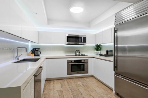 Condo in Miami Beach, Florida, 2 bedrooms  № 2022971 - photo 3