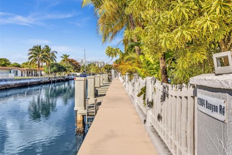 Villa ou maison à vendre à North Miami, Floride: 5 chambres, 363.06 m2 № 2034698 - photo 24