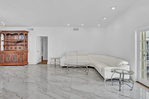 Villa ou maison à vendre à North Miami, Floride: 5 chambres, 363.06 m2 № 2034698 - photo 12