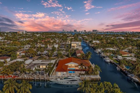 Villa ou maison à vendre à North Miami, Floride: 5 chambres, 363.06 m2 № 2034698 - photo 2