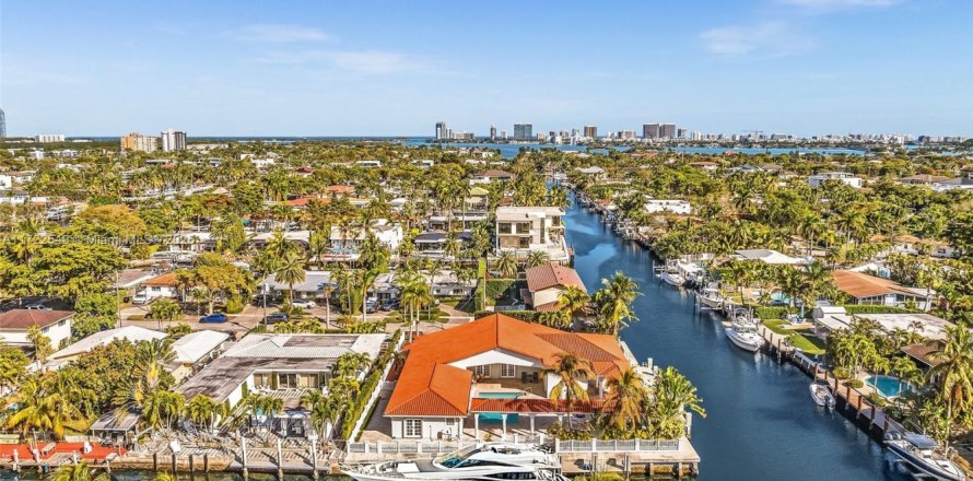 Villa ou maison à North Miami, Floride 5 chambres, 363.06 m2 № 2034698