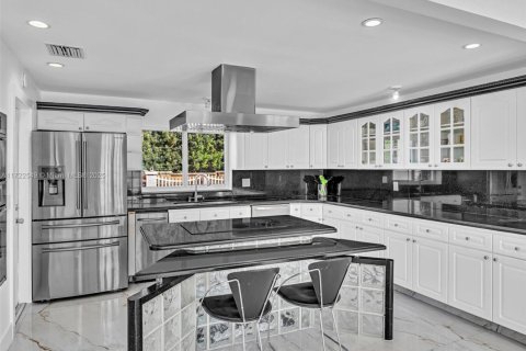 Villa ou maison à vendre à North Miami, Floride: 5 chambres, 363.06 m2 № 2034698 - photo 6