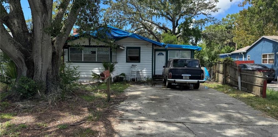 House in Saint Petersburg, Florida 3 bedrooms, 107.86 sq.m. № 1907068