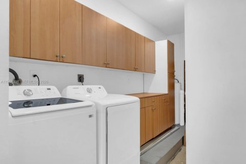 House in Cutler Bay, Florida 4 bedrooms, 141.12 sq.m. № 2028116 - photo 16